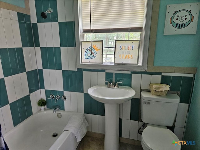 703 Atkinson Ave, Killeen, TX 76541 - bathroom with a bath and tile walls