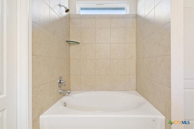 bathroom featuring tiled shower / bath