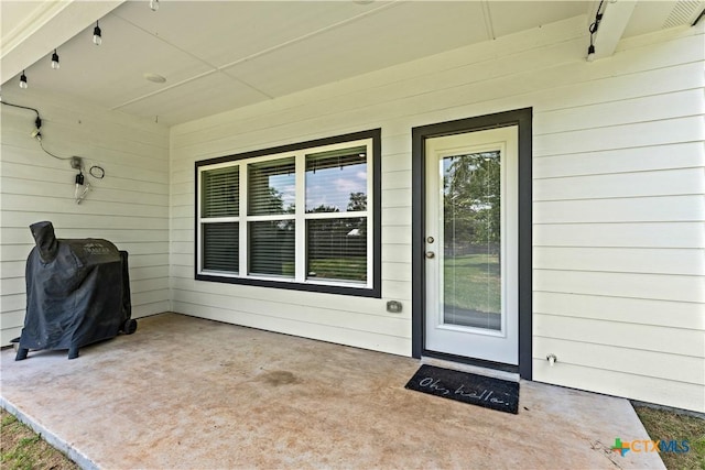 entrance to property featuring a patio area