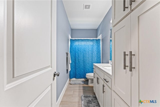 full bathroom featuring vanity, baseboards, visible vents, curtained shower, and toilet