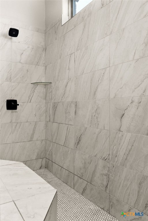 bathroom featuring tiled shower