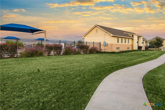 view of yard at dusk