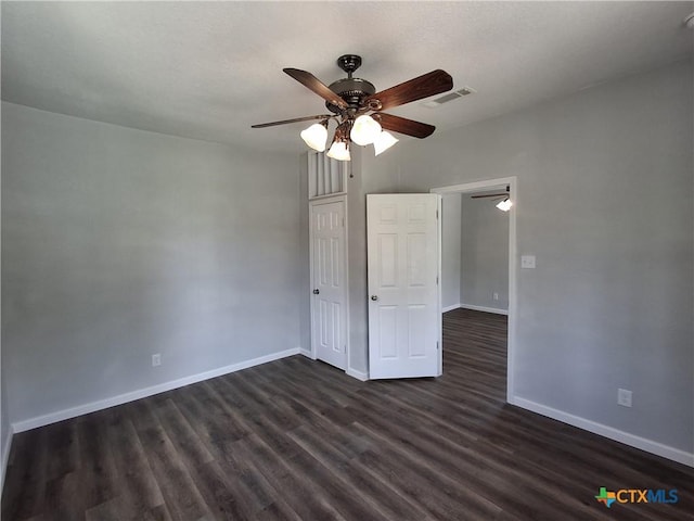 512 S 13th St, Temple, TX 76504 - unfurnished bedroom featuring baseboards, dark wood-style floors, visible vents, a ceiling fan, and a closet