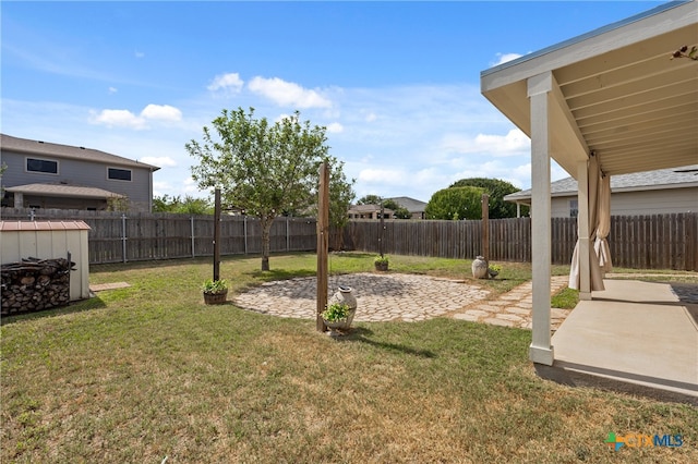 view of yard featuring a patio area