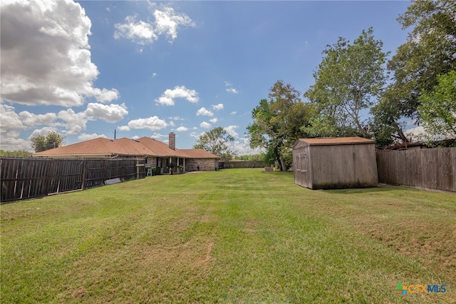 view of yard with a shed