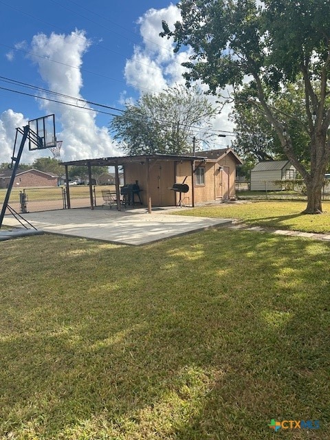 view of yard with a storage shed