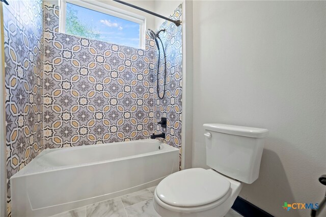 bathroom with toilet and tiled shower / bath