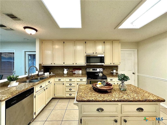 110 Ashford Dr, Victoria, TX 77904 - kitchen featuring a sink, light tile patterned flooring, visible vents, and stainless steel appliances