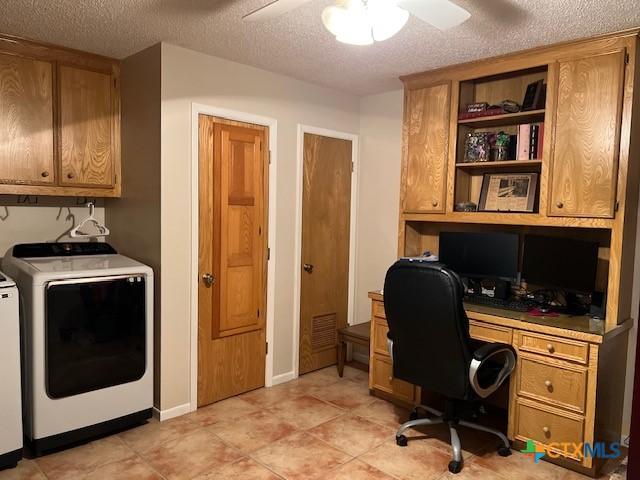 office area featuring ceiling fan, washer and clothes dryer, and a textured ceiling