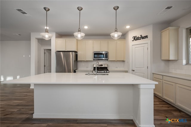 kitchen with visible vents, appliances with stainless steel finishes, an island with sink, and a sink