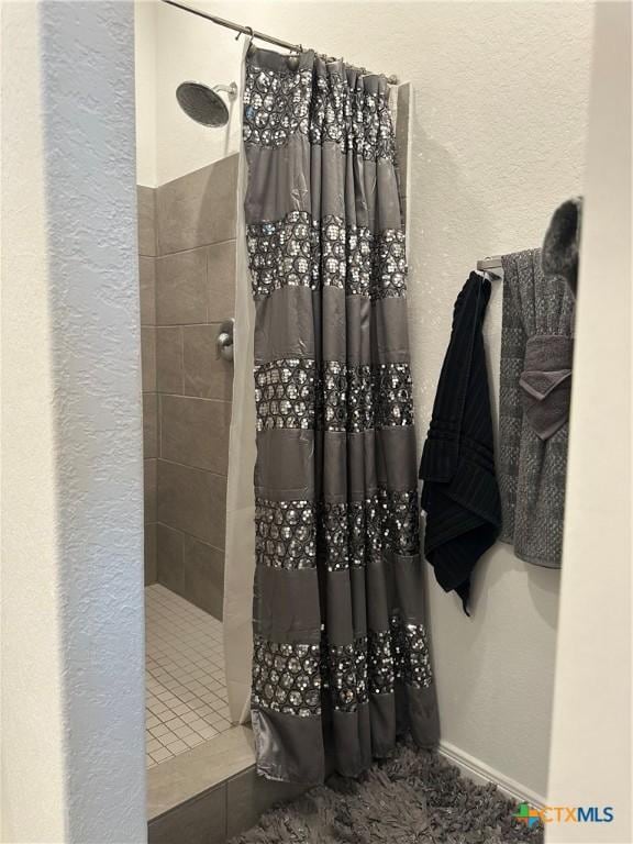 bathroom featuring a shower with shower curtain