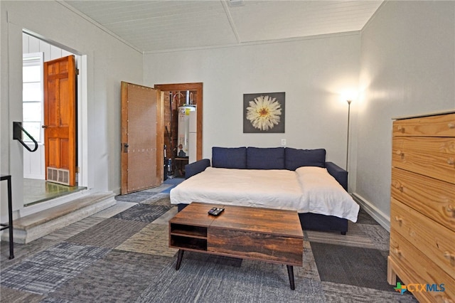 929 E Cedar St, Seguin, TX 78155 - bedroom featuring carpet floors, ornamental molding, and water heater