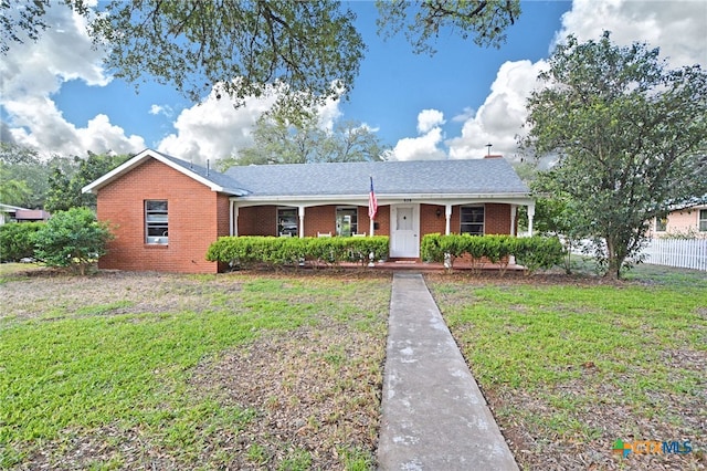 929 E Cedar St, Seguin, TX 78155 - ranch-style house featuring brick siding