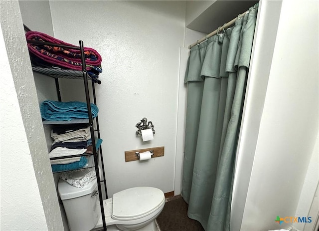 308 Avenue E Ave E, Victoria, TX 77901 - full bath featuring a shower with curtain and a textured wall