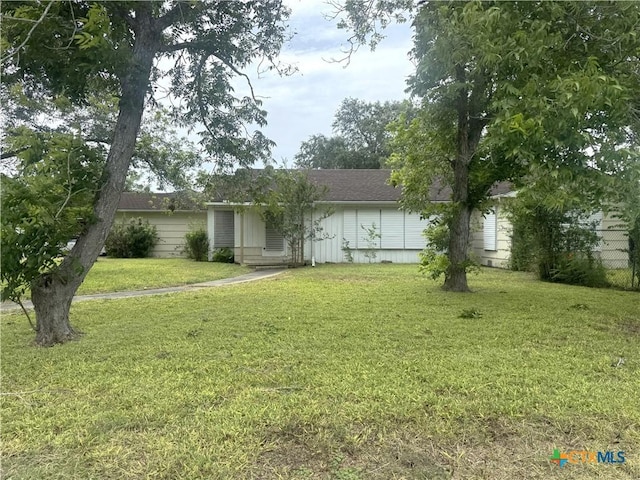 308 Avenue E Ave E, Victoria, TX 77901 - view of front facade featuring a front yard