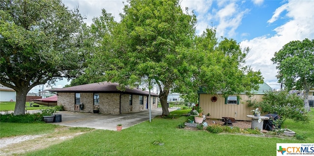 view of yard featuring a patio area