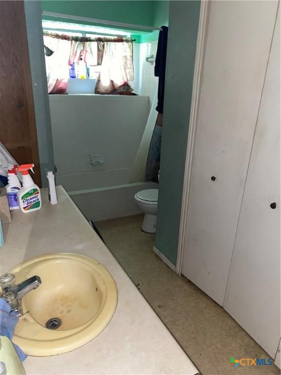 1318 Deupree Dr, Austin, TX 78753 - full bath with a sink, toilet, and a tub