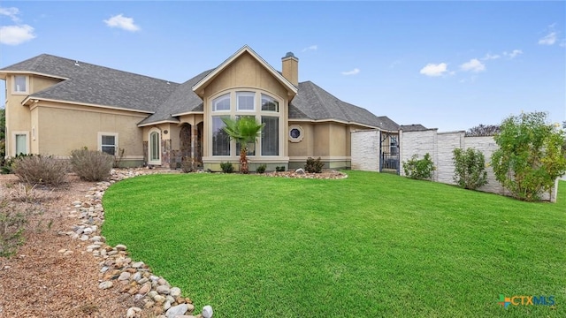 view of front of house featuring a front lawn