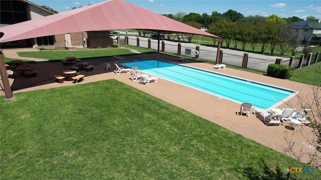 view of swimming pool featuring a lawn