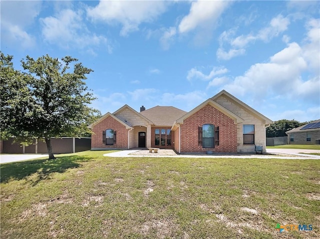 view of front of house featuring a front lawn