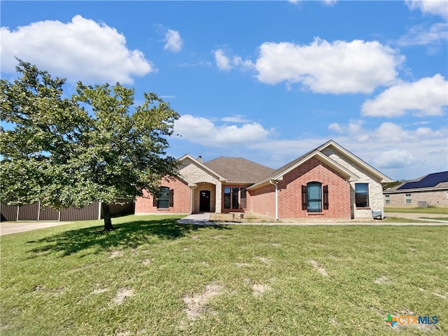 view of front of property featuring a front yard