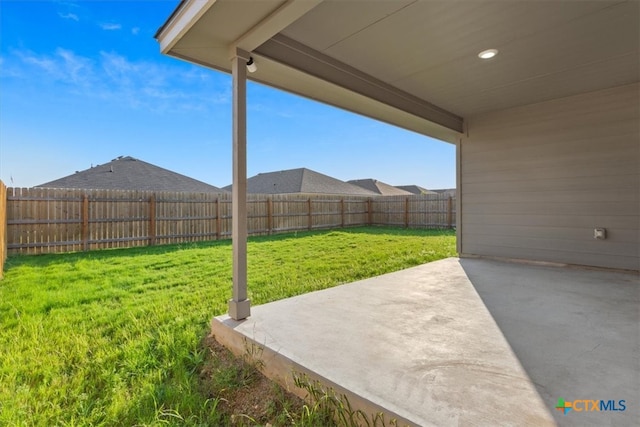 view of yard featuring a patio area