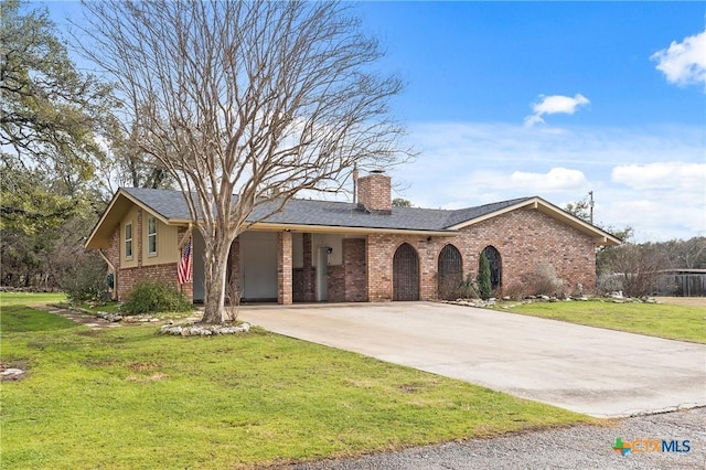 single story home with a front lawn