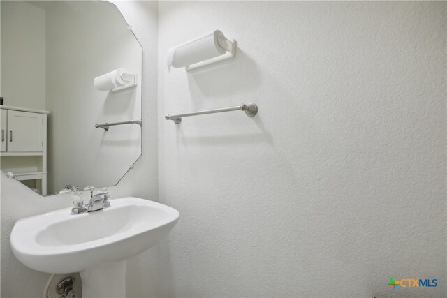 bathroom featuring sink