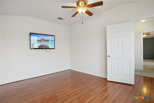 unfurnished room with dark wood-type flooring and ceiling fan