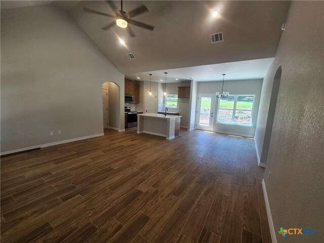 empty room featuring dark wood-style floors, baseboards, visible vents, and ceiling fan