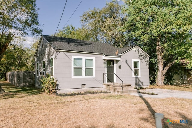 view of front of property featuring a front yard