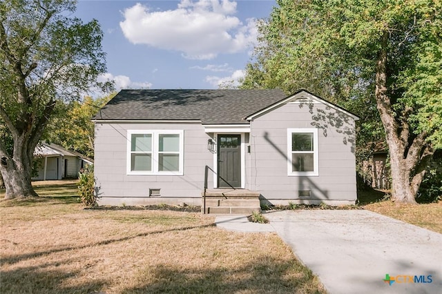 view of front of property featuring a front lawn