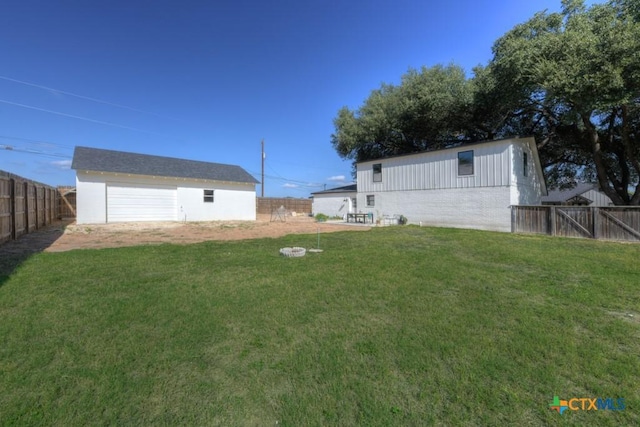 view of yard with an outbuilding