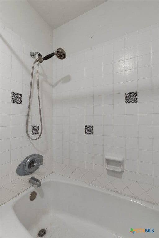 bathroom with tiled shower / bath