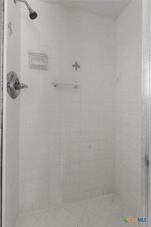 bathroom featuring tiled shower