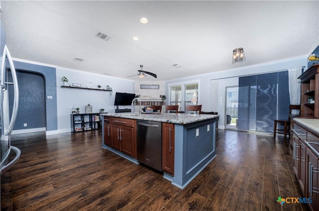 kitchen featuring arched walkways, dark wood finished floors, visible vents, appliances with stainless steel finishes, and ceiling fan