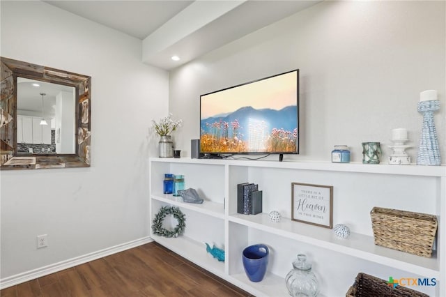 interior details with hardwood / wood-style floors