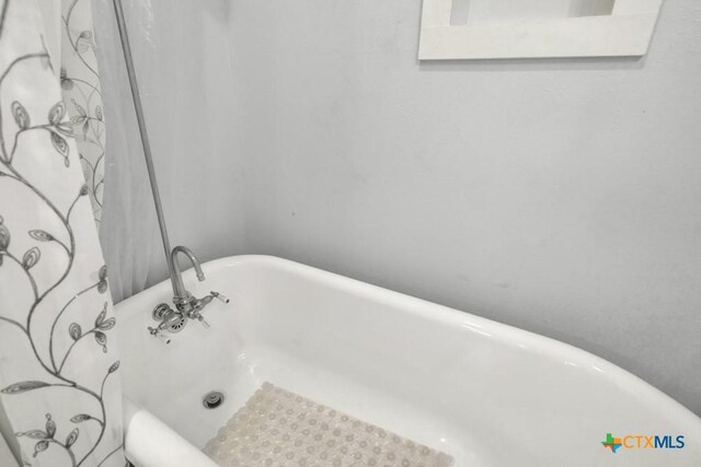 8 Herry Ct, New Braunfels, TX 78130 - bathroom with a soaking tub