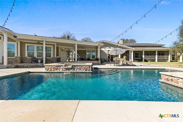 view of swimming pool with an in ground hot tub, a patio area, and ceiling fan