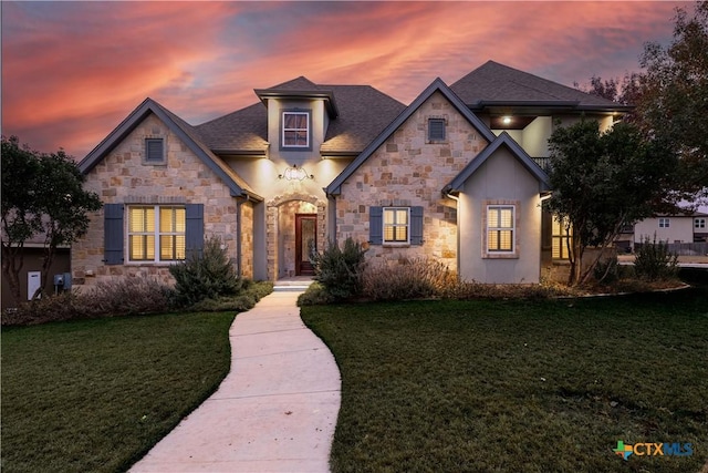 view of front of property featuring a lawn