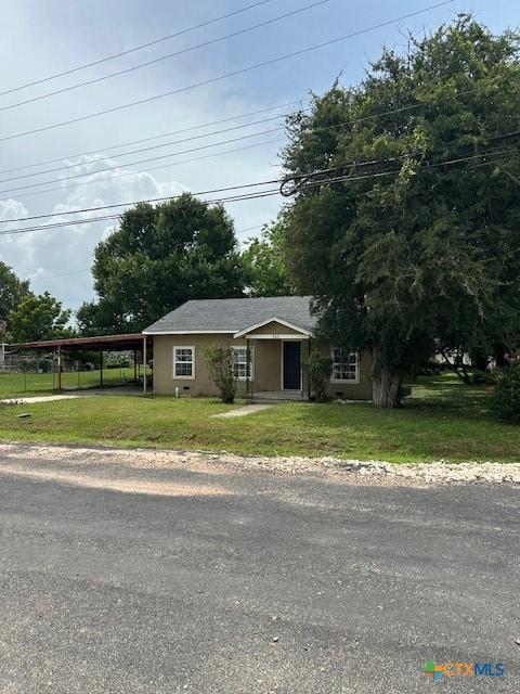 101 S Vine St, Victoria, TX 77901 - view of front facade featuring a front lawn and a carport