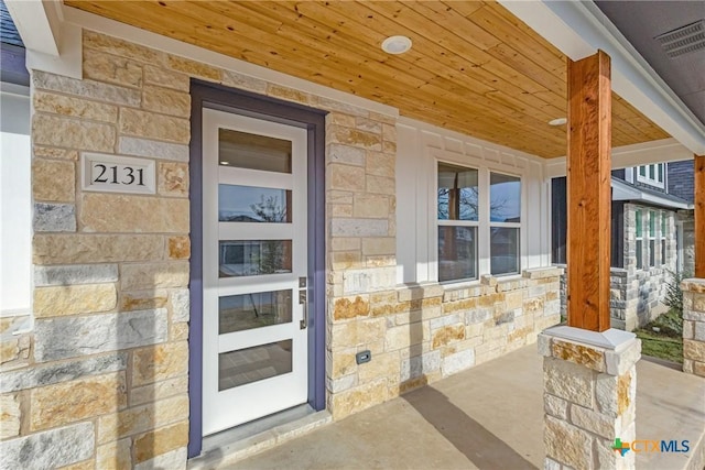 entrance to property featuring a porch