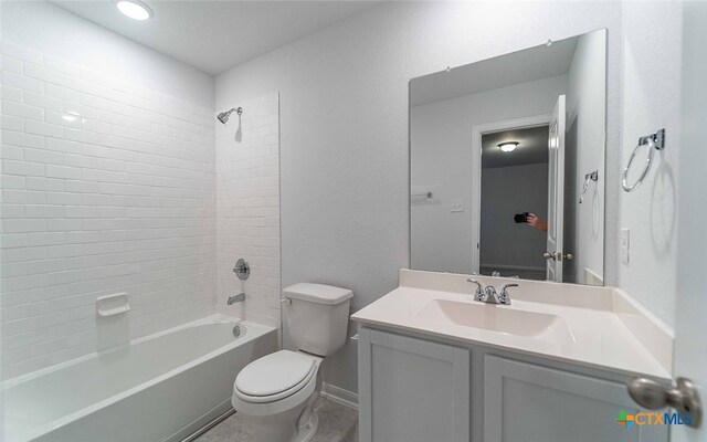 full bathroom with washtub / shower combination, vanity, toilet, and baseboards