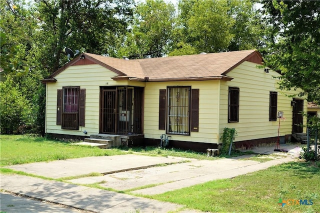 view of front of house featuring a front yard