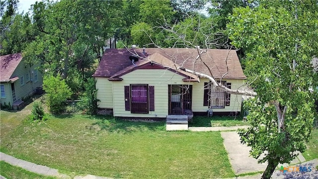 view of front of home featuring a front lawn