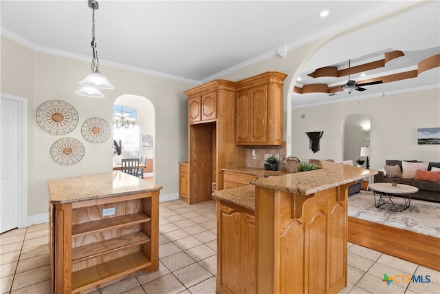 kitchen featuring arched walkways, open shelves, a peninsula, and a ceiling fan