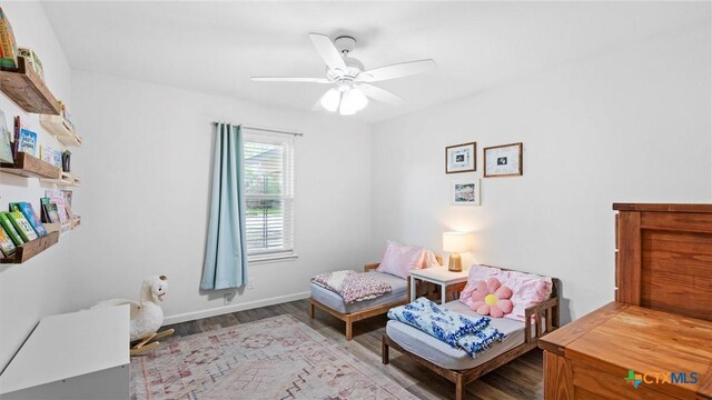 1406 Shannon Cir, New Braunfels, TX 78130 - living area featuring wood finished floors and a ceiling fan