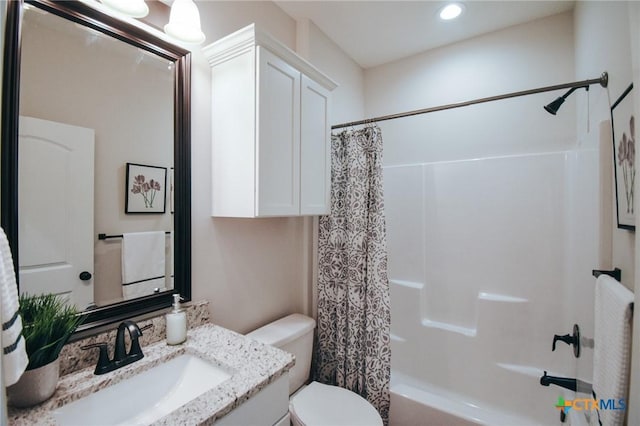3611 Hanselman Rd, Victoria, TX 77901 - bathroom featuring toilet, vanity, shower / bath combo with shower curtain, and recessed lighting
