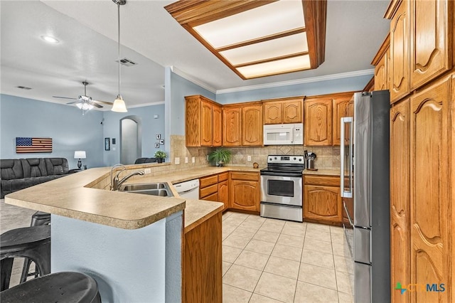 kitchen with visible vents, a sink, open floor plan, stainless steel appliances, and a peninsula