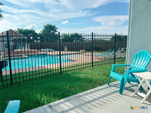 view of swimming pool featuring a lawn